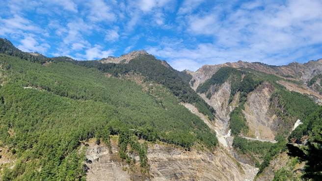 台20线南横公路鬼斧神工的美景，在有条件开放后吸引大批游客朝圣，许多驾驶人因此违规临停。（关山警察分局提供／蔡旻妤台东报导）