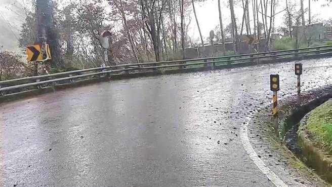 台20线南横公路鬼斧神工的美景，在有条件开放后吸引大批游客朝圣，许多驾驶人因此违规临停。（关山警察分局提供／蔡旻妤台东报导）