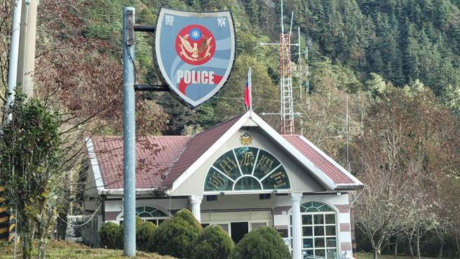 台20线南横公路鬼斧神工的美景，在有条件开放后吸引大批游客朝圣，许多驾驶人因此违规临停。（关山警察分局提供／蔡旻妤台东报导）