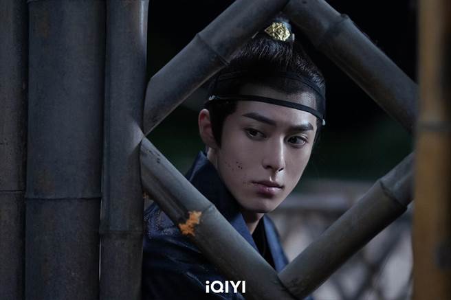 王鶴棣門外偷看陳鈺琪。（愛奇藝國際站提供）