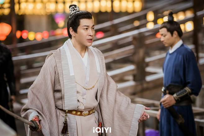 何潤東《浮圖緣》劇中性情大變黑化發瘋砍殺刺客。（愛奇藝國際站提供）