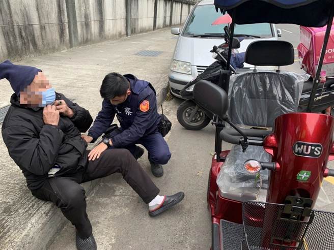 老翁外出电动车没电呆坐路边3小时，员警伸援手助返家。(警方提供／吕筱蝉桃园传真)