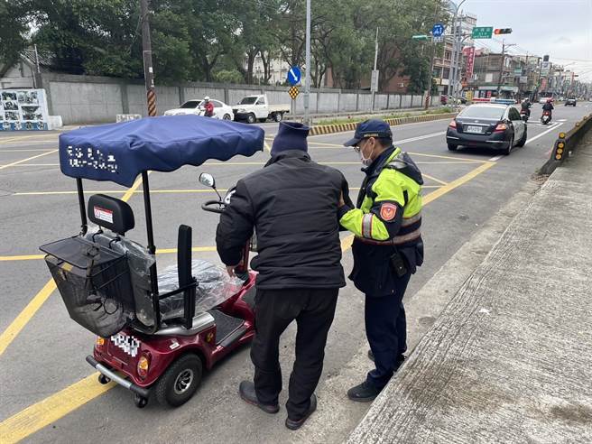 老翁外出电动车没电呆坐路边3小时，员警伸援手助返家。(警方提供／吕筱蝉桃园传真)