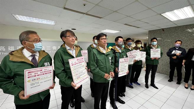 高雄市长陈其迈（中）3日指出，针对农渔、劳工、弱势族群等，总计8个局处提出10项纾困方案，盼协助市民度过难关。