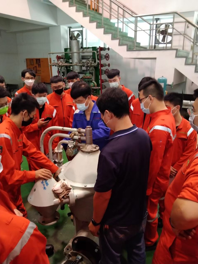 「轮机产业实务人才培育专班」业师操作讲解轮机实务。(照片/教育部提供)