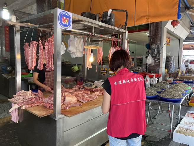 稽核人员针对超市、量贩店、传统市场、餐厅及小吃等业者所供应的肉品，进行产地来源标示查验及产品抽验。（南投县卫生局提供／杨静茹南投传真）