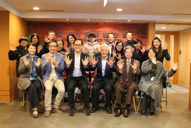 国艺会新任董事合影，前排左起为廖育佩、陈邦畛、苏宪法，新任董事长林淇瀁（向阳）、萧新煌、傅裕惠，第二排左起为伊诞．巴瓦瓦隆、周素玲、施德玉、陈春兰、赖莹真（监事），第三排左起为陈贶怡、张议平、李韵仪、柯智豪、沈昭良、陈永贤。（国艺会提供）