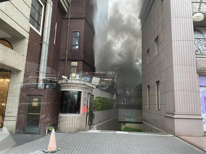 桃园市桃园区大兴西路1间饭店，今天下午发生火警。（翻摄照片）