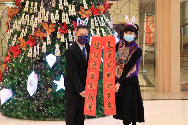 基隆长荣桂冠酒店与研露书会合作举办活动，研露书会3日赠送长荣桂冠酒店七字藏头春联。（基隆长荣桂冠酒店提供／张志康基隆传真）