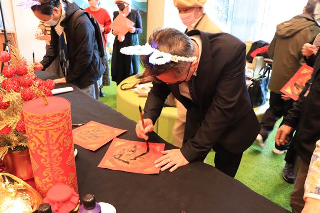 基隆长荣桂冠酒店总经理陈建郎，也在活动现场挥毫写春联。（基隆长荣桂冠酒店提供／张志康基隆传真）