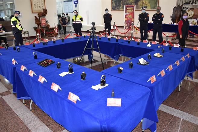 行政执行署新竹分署受嘱托执行红富海非法吸金扣押物品拍卖，3日上午进行第4波拍卖。（谢明俊摄）