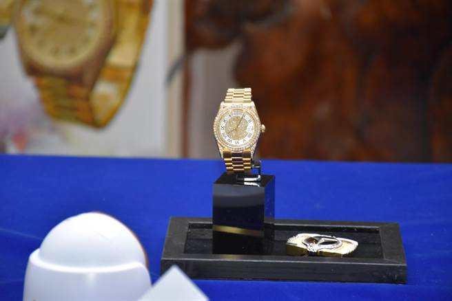 行政执行署新竹分署受嘱托执行红富海非法吸金扣押物品拍卖，3日上午拍出劳力士女用满天星以1百万元拍出。（谢明俊摄）