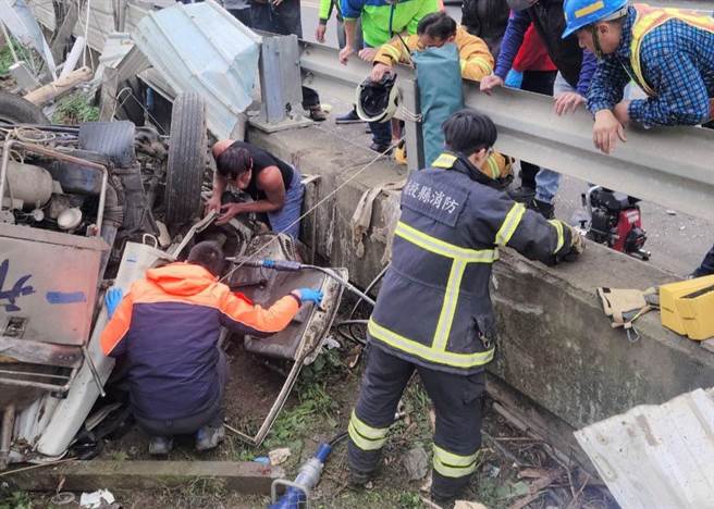 工程车闪车不慎翻落田里，四轮朝天造成驾驶受困。（南投县消防局提供／杨静茹南投传真）