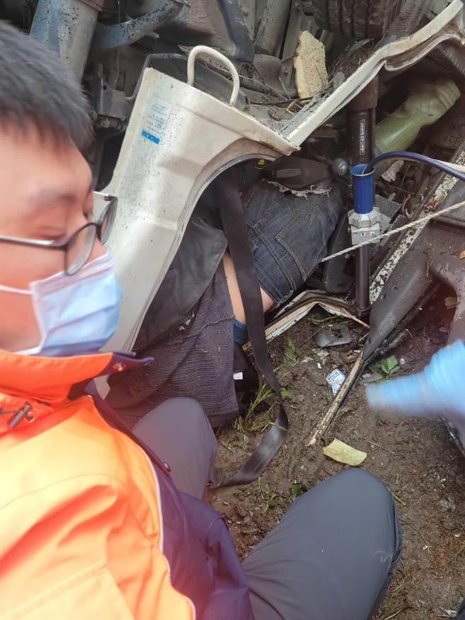 工程车翻覆造成驾驶受困。（南投县消防局提供／杨静茹南投传真）