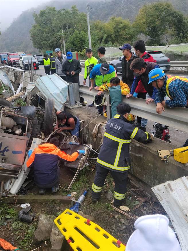 工程车驾驶受困车内，消防员以油压剪等器材协助脱困送医。（南投县消防局提供／杨静茹南投传真）