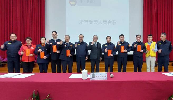 内政部代理部长花敬群与警政署黄署长明昭及臺北市政府警察局杨局长源明，蒞临臺北市政府警察局大安分局，慰勉警察同仁。(戴志扬翻摄)