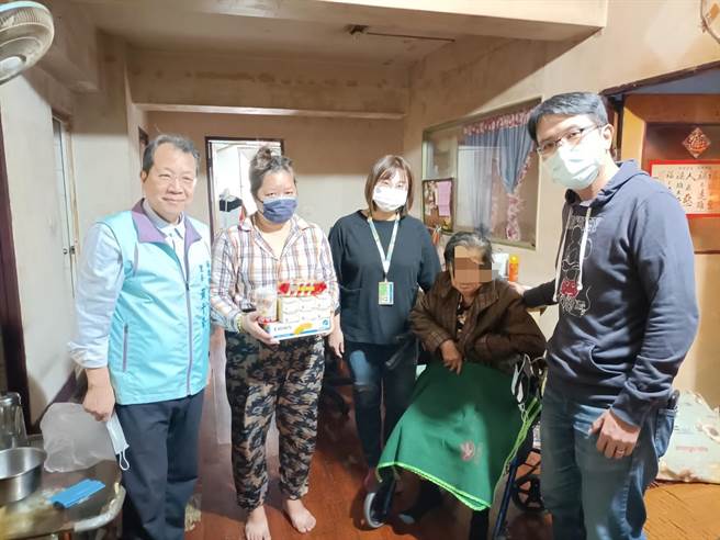 刘阿嬷感谢高雄市社会局的帮助。（高雄市社会局提供／林瑞益高雄传真）