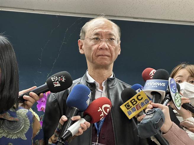 台北市民政局长陈永德今天下午对国旗倒挂事件道歉。（杨亚璇摄）