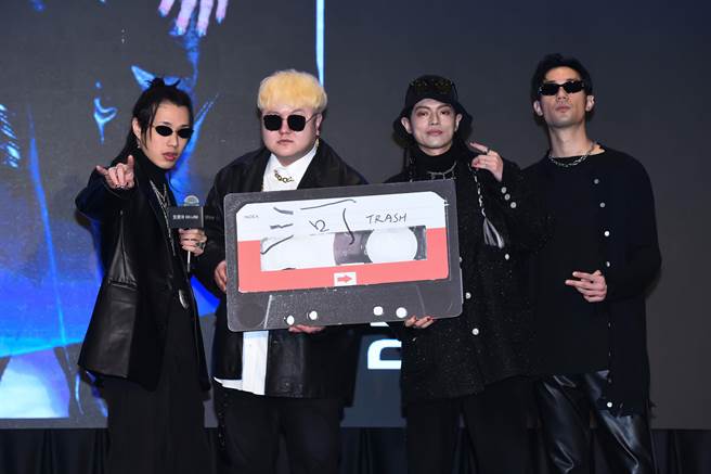 「TRASH」主唱阿夜（左起）、鼓手魁刚、吉他手颐原、贝斯手博文今出席记者会。(黄雯犀摄)