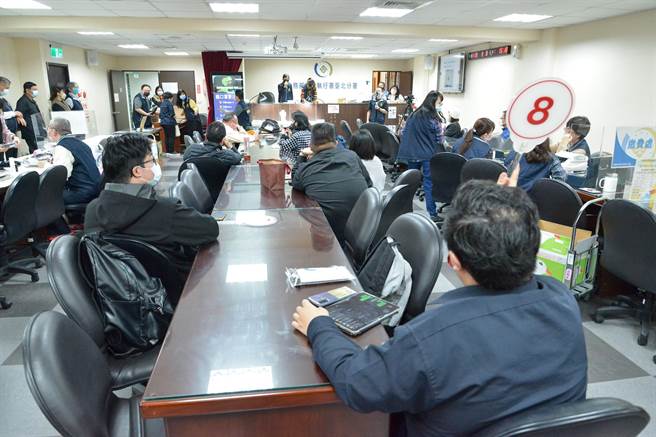 法务部行政执行署台北分署3日举行新年首场「123联合拍卖会」，民眾热烈竞标。(台北分署提供)