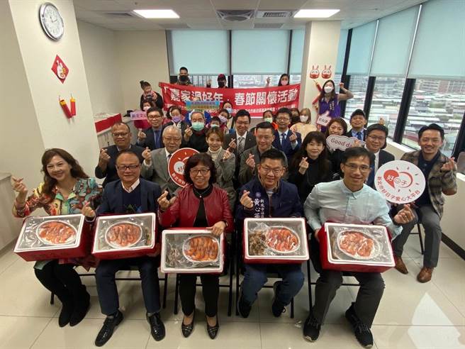 朋家建设公司携手新店区嘉义同乡会、阳信、新光银行和台北景福扶轮社，捐赠50份年菜组合及春节红包和毛毯、沐浴乳等，帮助弱势家庭过好年。（新北市社会局提供）