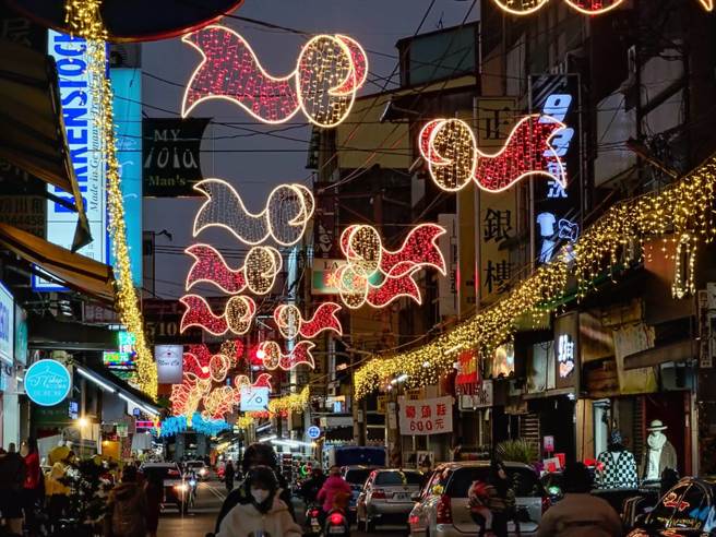 彰化員林市公所燈會受矚目，今年延伸過去受民眾喜愛的燈籠天幕，過去天幕只有在光明街上，今年從民權街光明街口一路延續到光明街與南昌路口，另外萬年路三段、三民街、火車站前、中山路等，都會拉起燈籠與炫彩LED燈幕。（吳建輝攝）