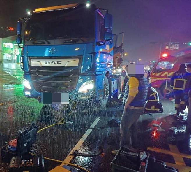 宜兰县冬山乡冬山路一段与安中路交叉路口、台塑加油站旁，今（3日）下午5时17分发生一起砂石车车祸。（宜兰县消防局提供／吴佩蓉宜兰传真）