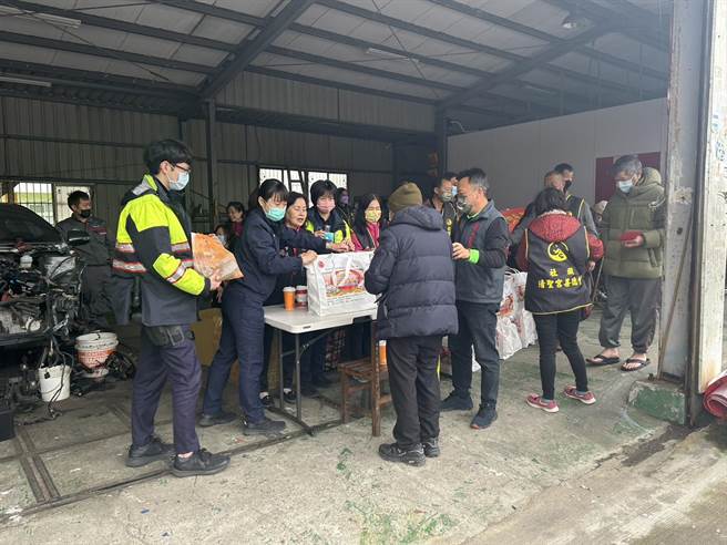 为落实警政署社区警政再出发方案，桃园市杨梅警分局深入社区关怀弱势族群。（警方提供／蔡明亘桃园传真）