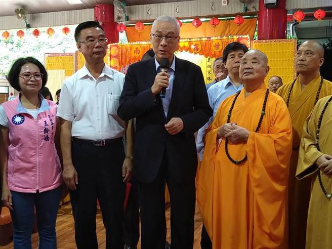 圆宗老和尚日前圆寂，图为他生前与时任国民党主席的吴敦义互动。（本报资料照片）