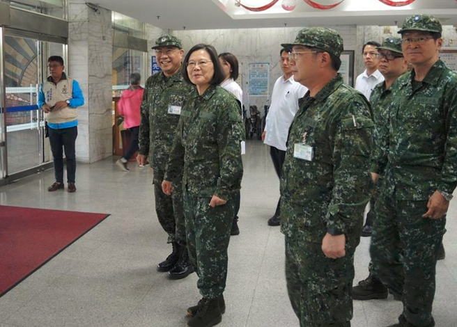 总统蔡英文(中)执掌外交与国防，身兼三军统帅职权。（中时资料照／邱立雅摄）