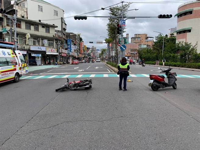 新北市三重区去年12月31日中午发生一起交通事故，一名骑士被一名骑机车的老翁闯红灯衝撞。(黄敬文翻摄)