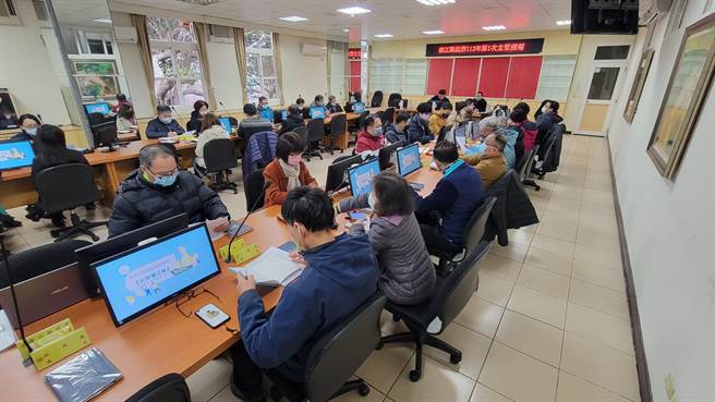 连江县长王忠铭今（3日）主持2023年的首场主管会报，除了16个局处首长参加之外，另外还邀请了县府团队内16名年轻人。（县府提供）