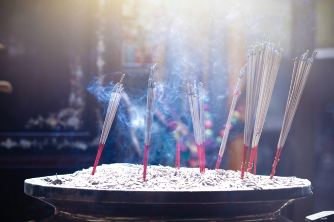 雾峰宫主藉「作法」之名强吻女子，警方以强制猥亵罪送办。（示意图／Shutterstock）