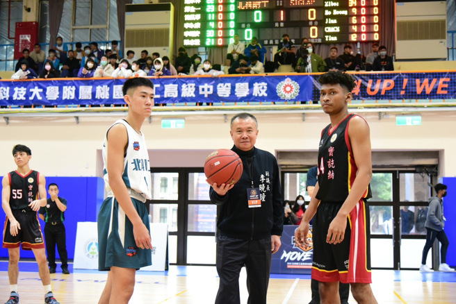 桃园市议会副议长李晓钟（中）为新南向国际篮球邀请赛开球。（北科附工提供）
