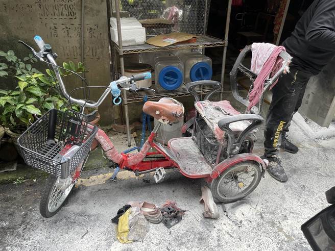 由于电瓶爆炸起火，电动脚踏车整台遭烧毁。(黄敬文翻摄)