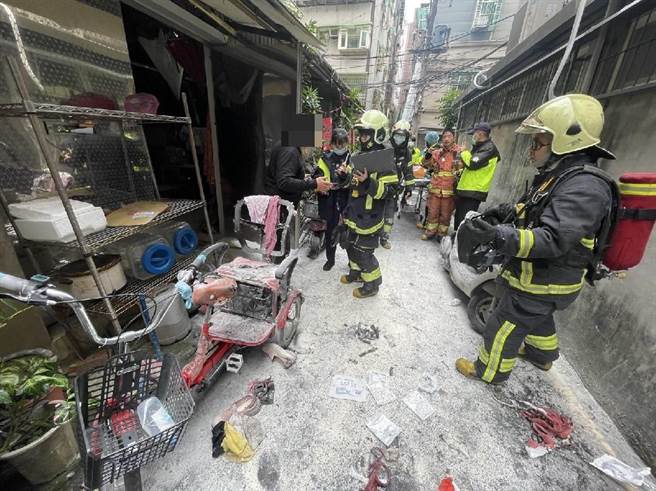 三重区有名老妇在3日上午约11时许骑上电动脚踏车正要发动时，结果电瓶突然爆炸起火，老妇儿子、媳妇吓得赶紧通报消防，并抄起灭火器赶紧救火。(黄敬文翻摄)