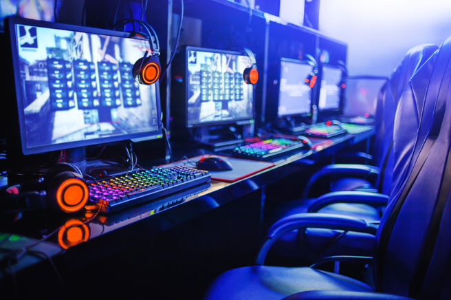 台中一名24岁潘姓女子2日晚间在网咖意外产子后，情急之下将男婴及胎盘塞入塑胶袋，救护人员赶抵现场时男婴已身亡。（示意图，非当事网咖／Shutterstock）