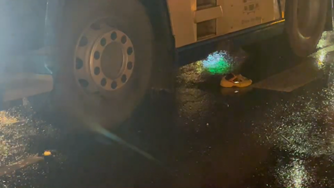 宜兰某国中女学生3日晚间放学走路回家，过马路时遭到砂石车撞上，鞋子遗留在事故地点。（翻摄照片）
