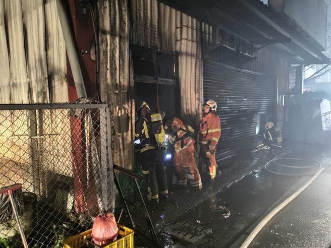 桃园大溪铁皮汽修厂传出火警，火势在一小时左右扑灭，幸无人员伤亡。(消防局提供／吕筱蝉桃园传真)