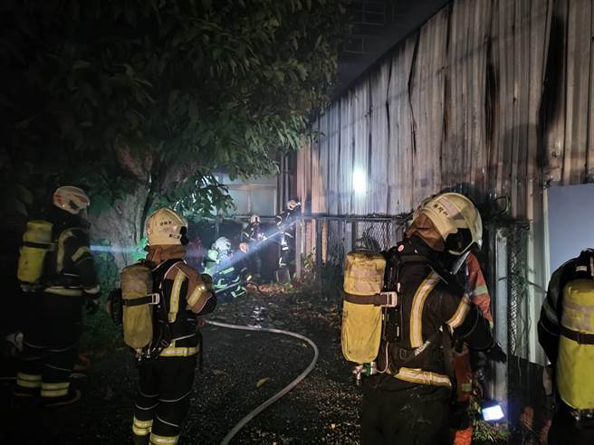 桃园大溪铁皮汽修厂传出火警，火势在一小时左右扑灭，幸无人员伤亡。(消防局提供／吕筱蝉桃园传真)。(消防局提供／吕筱蝉桃园传真)