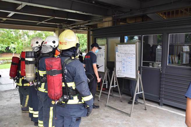 今年元旦起，外勤警消人员每人每月超勤加班费上限，从1万7000元提高至1万9000元。资料照片
