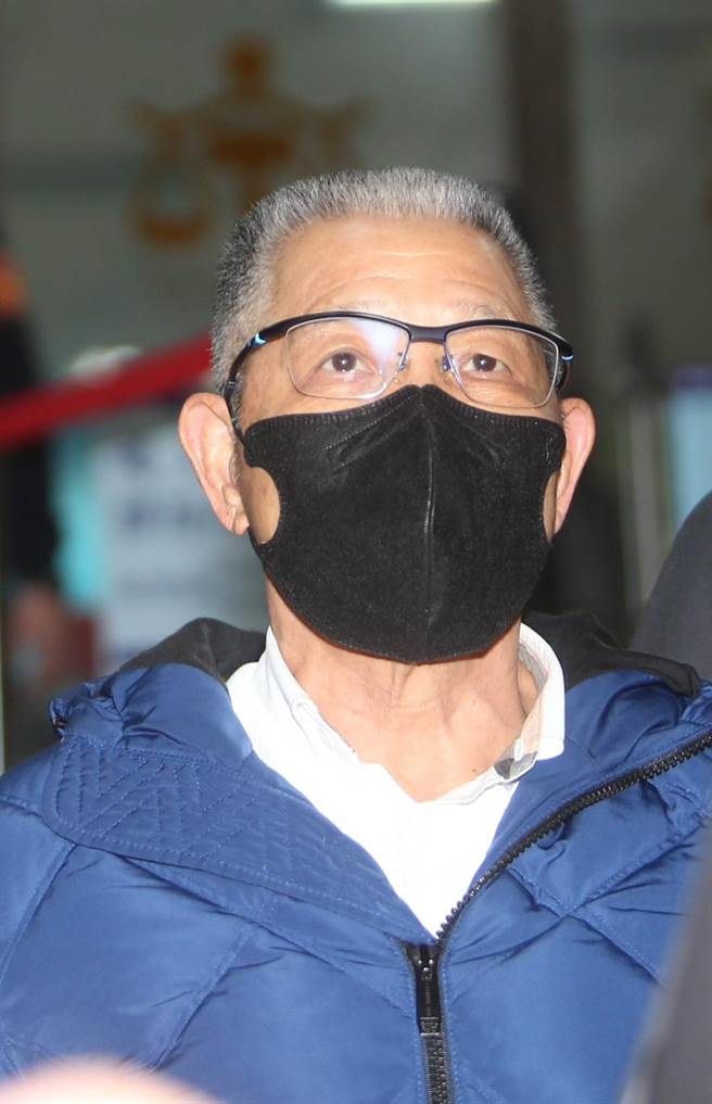 萧景田3日由律师陪同主动到地检署说明，士林地院晚间10时许裁定800万元交保。（陈怡诚摄）