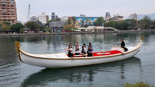 近日由福爾摩沙管弦樂團發起的「2023新年驚喜—愛河快閃歡樂頌」活動，邀約知名阿卡貝拉人聲樂團FANTASIA共襄盛舉。（柯宗緯翻攝）