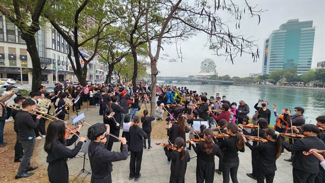 近日由福爾摩沙管弦樂團發起的「2023新年驚喜—愛河快閃歡樂頌」活動，邀約知名阿卡貝拉人聲樂團FANTASIA共襄盛舉。（柯宗緯翻攝）