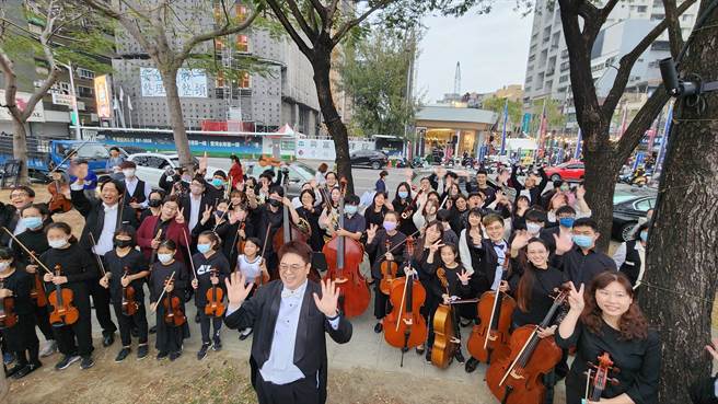 近日由福爾摩沙管弦樂團發起的「2023新年驚喜—愛河快閃歡樂頌」活動，邀約知名阿卡貝拉人聲樂團FANTASIA共襄盛舉。（柯宗緯翻攝）