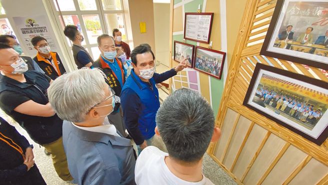 馬英九(中)去年10月底曾造訪金門協議簽署地，並呼籲盡速復航小三通。（中時資料照／于家麒攝）