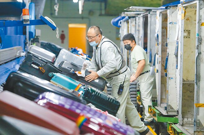 长荣航勤员工集体请假，即便董总亲自下海帮忙盘行李，也无助解决僵局，内有星宇航空比价效应、外有桃园航勤拉抬气势，这未爆弹若不小心拆解，可能伤及母公司长荣航空，图为长荣航勤员工正在搬运成堆的旅客行李。（陈麒全摄）
