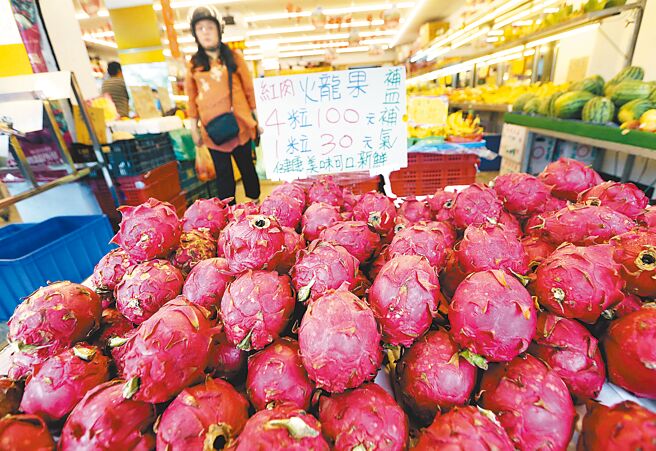 台灣紅龍果近10年來外銷日本僅8公噸。圖為一家水果店堆滿物美價廉的紅龍果供顧客選購。（本報資料照片）