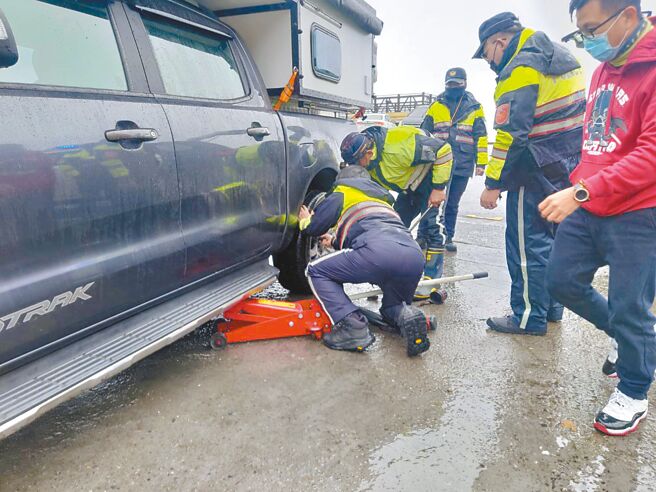 有不少民眾趁元旦连假前往合欢山，由于适逢雪季突发事故频传，让警方疲于奔命。（花莲县新城警分局提供／罗亦晽花莲传真）