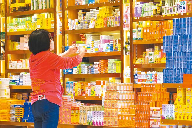 2023年剛開始，大陸社交媒體不少網民吐槽，「新年第一天從搶藥開始，一大早就買不到蒙脫石散了。」圖為香港銅鑼灣一家藥店內，貨架上擺滿了各種退燒藥。（中新社）